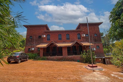 Facade/entrance, Parking