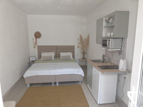 Bedroom, kitchen