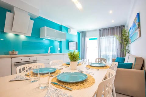 Kitchen or kitchenette, air conditioner