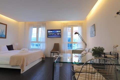 Bed, TV and multimedia, Photo of the whole room, Seating area