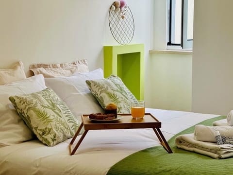 Bed, TV and multimedia, Bedroom, microwave, towels