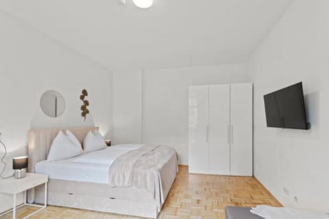Bed, TV and multimedia, Photo of the whole room, Bedroom, wardrobe