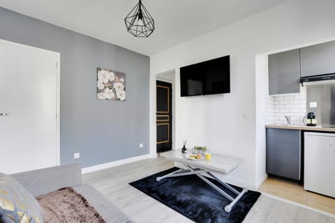 TV and multimedia, Kitchen or kitchenette, Living room, Seating area