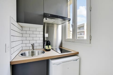 Kitchen or kitchenette, minibar, stove