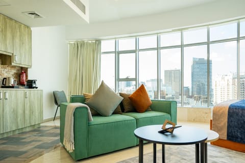 Kitchen or kitchenette, Living room, Seating area, Dining area