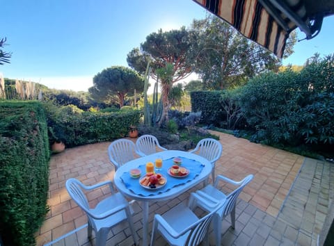 Patio, View (from property/room), Dining area, Garden view