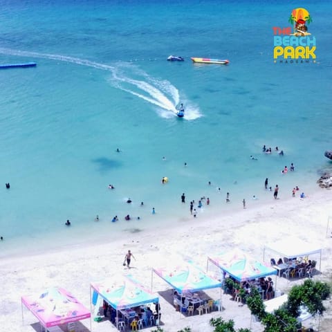 Day, People, Natural landscape, Beach, Evening entertainment, Sea view, group of guests