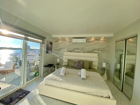 Luxurious remodeled direct Waterfront apartment with Miami skyline view- Free parking- 5min drive to Miami Beach Apartment in North Bay Village