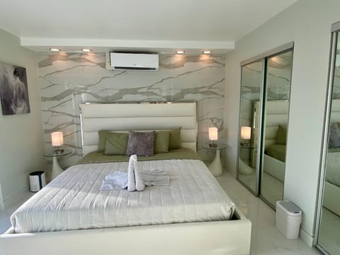 Luxurious remodeled direct Waterfront apartment with Miami skyline view- Free parking- 5min drive to Miami Beach Apartment in North Bay Village