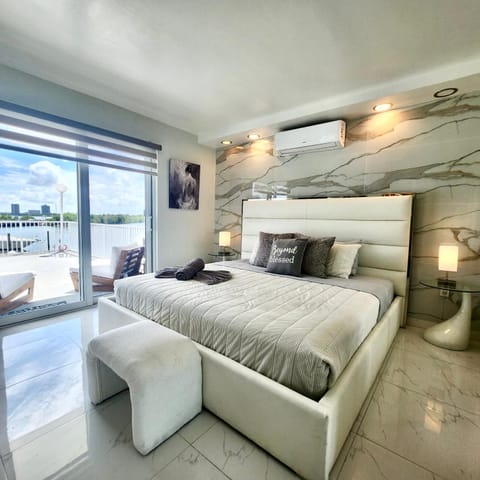 Luxurious remodeled direct Waterfront apartment with Miami skyline view- Free parking- 5min drive to Miami Beach Apartment in North Bay Village