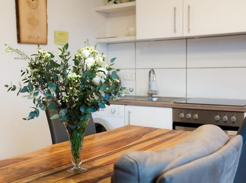 Kitchen or kitchenette, Living room, Seating area, Dining area, stove