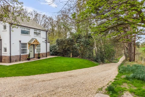 Property building, Spring, Day, Natural landscape, Garden, Hot Tub, Garden view
