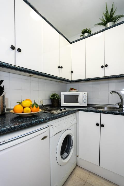 Kitchen or kitchenette, minibar, washing machine