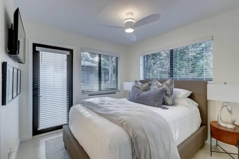 Waterfront Deck Pool Kayak Apartment in Wilton Manors