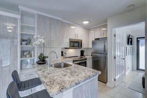 Waterfront Deck Pool Kayak Apartment in Wilton Manors