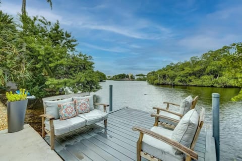Waterfront Deck Pool Kayak Apartment in Wilton Manors