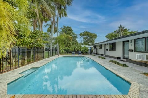 Waterfront Deck Pool Kayak Apartment in Wilton Manors