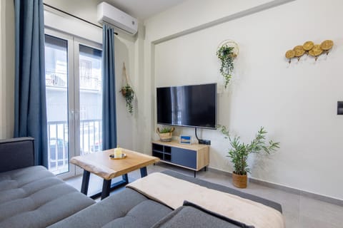 Communal lounge/ TV room, TV and multimedia, Living room, Seating area, air conditioner