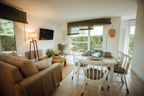 TV and multimedia, Living room, Seating area, Dining area