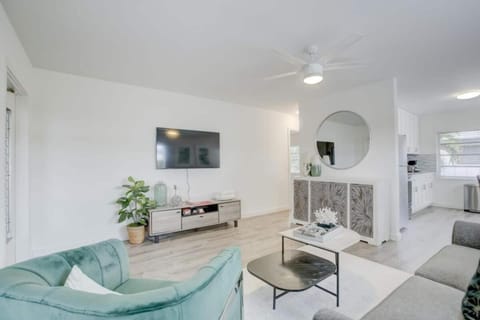 Pool Access Free Parking Smart TV Wifi Apartment in Wilton Manors