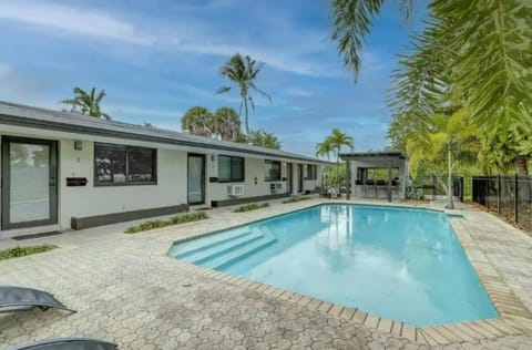 Pool Access Free Parking Smart TV Wifi Apartment in Wilton Manors