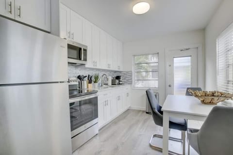 Pool Access Free Parking Smart TV Wifi Apartment in Wilton Manors