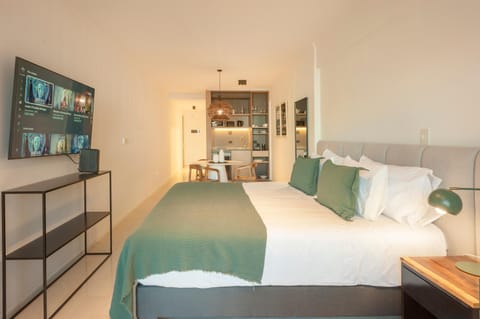 Bed, TV and multimedia, Photo of the whole room, Bedroom