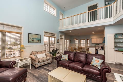 Fishful Thinking Canal front with boat dock Ocean Views kayak and paddle board House in Ocean Isle Beach