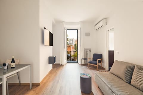 TV and multimedia, Living room, Seating area, Dining area, air conditioner
