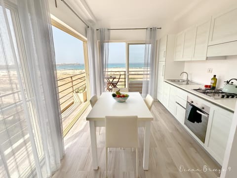 View (from property/room), Kitchen or kitchenette, Dining area, Sea view, stove