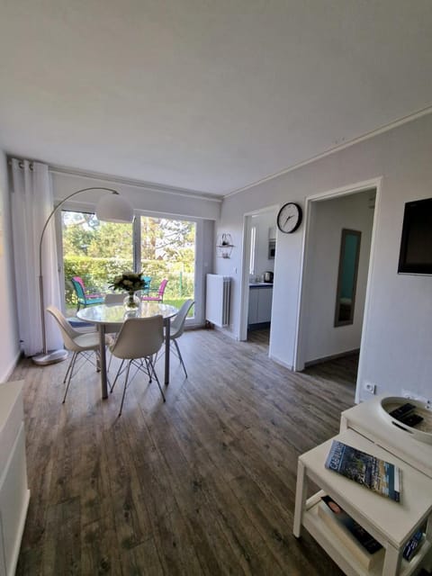 Patio, Communal lounge/ TV room, Living room, Seating area, Garden view