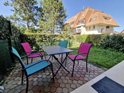 Property building, Patio, Garden, Garden, Balcony/Terrace, Balcony/Terrace, Garden view