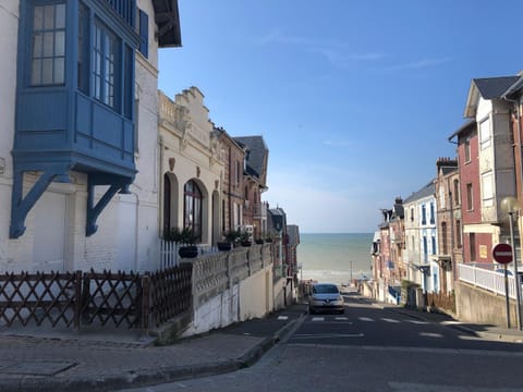 Sea view, Street view