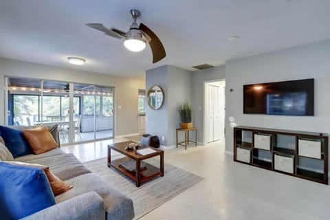 Waterfront Apartment Private Patio Pool Apartment in Wilton Manors