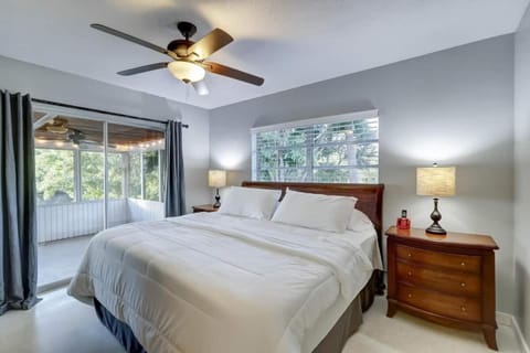 Waterfront Apartment Private Patio Pool Apartment in Wilton Manors