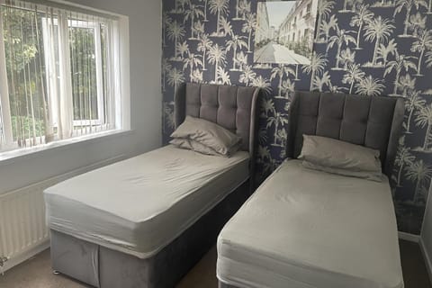 4 Bedroom House - Sleeps 6 - Garden Bbq Parking House in Metropolitan Borough of Solihull