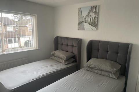 4 Bedroom House - Sleeps 6 - Garden Bbq Parking House in Metropolitan Borough of Solihull