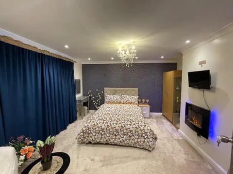 Bed, TV and multimedia, Photo of the whole room, Bedroom