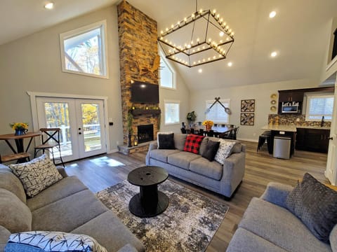TV and multimedia, Living room, Seating area, Dining area, flat iron, kitchen