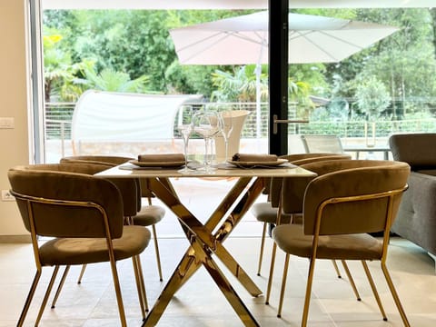 Day, Living room, Dining area