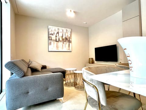 Communal lounge/ TV room, TV and multimedia, Living room, Dining area, Evening entertainment