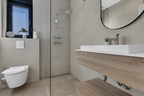 Shower, Toilet, Bathroom, towels