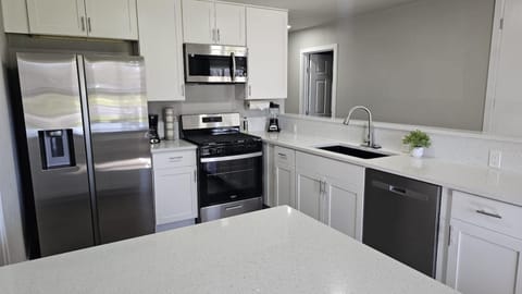 Spacious Home Near Downtown 4 BR3 Baths House in Montopolis