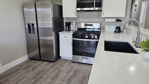 Spacious Home Near Downtown 4 BR3 Baths House in Montopolis