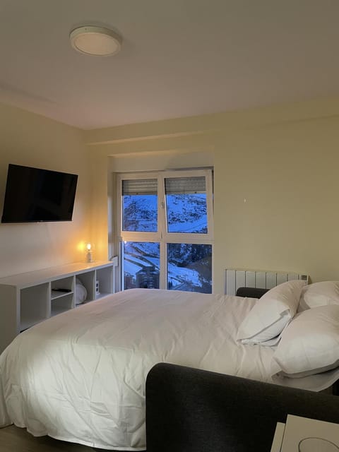 Bed, TV and multimedia, Photo of the whole room, Bedroom