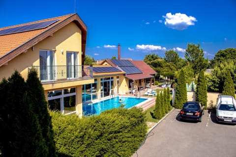 Property building, Day, Natural landscape, Spa and wellness centre/facilities, Swimming pool, Parking