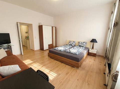 Property building, Bed, TV and multimedia, Seating area, Bedroom, wardrobe
