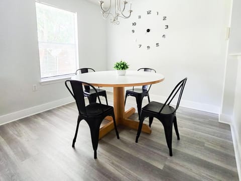 Cozy Home Near Downtown Austin and Airport House in Austin