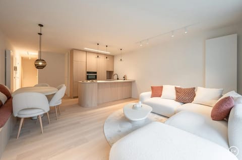 Kitchen or kitchenette, Seating area