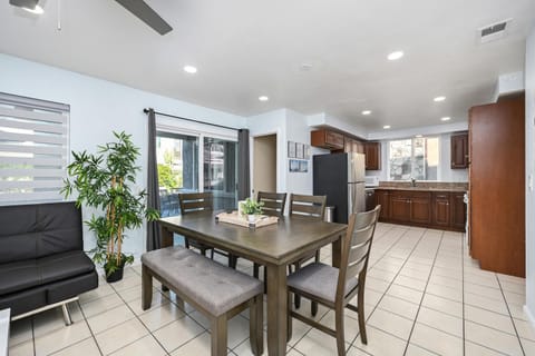 4 bedroom home with Patio 10 seconds from the Sand House in Balboa Peninsula